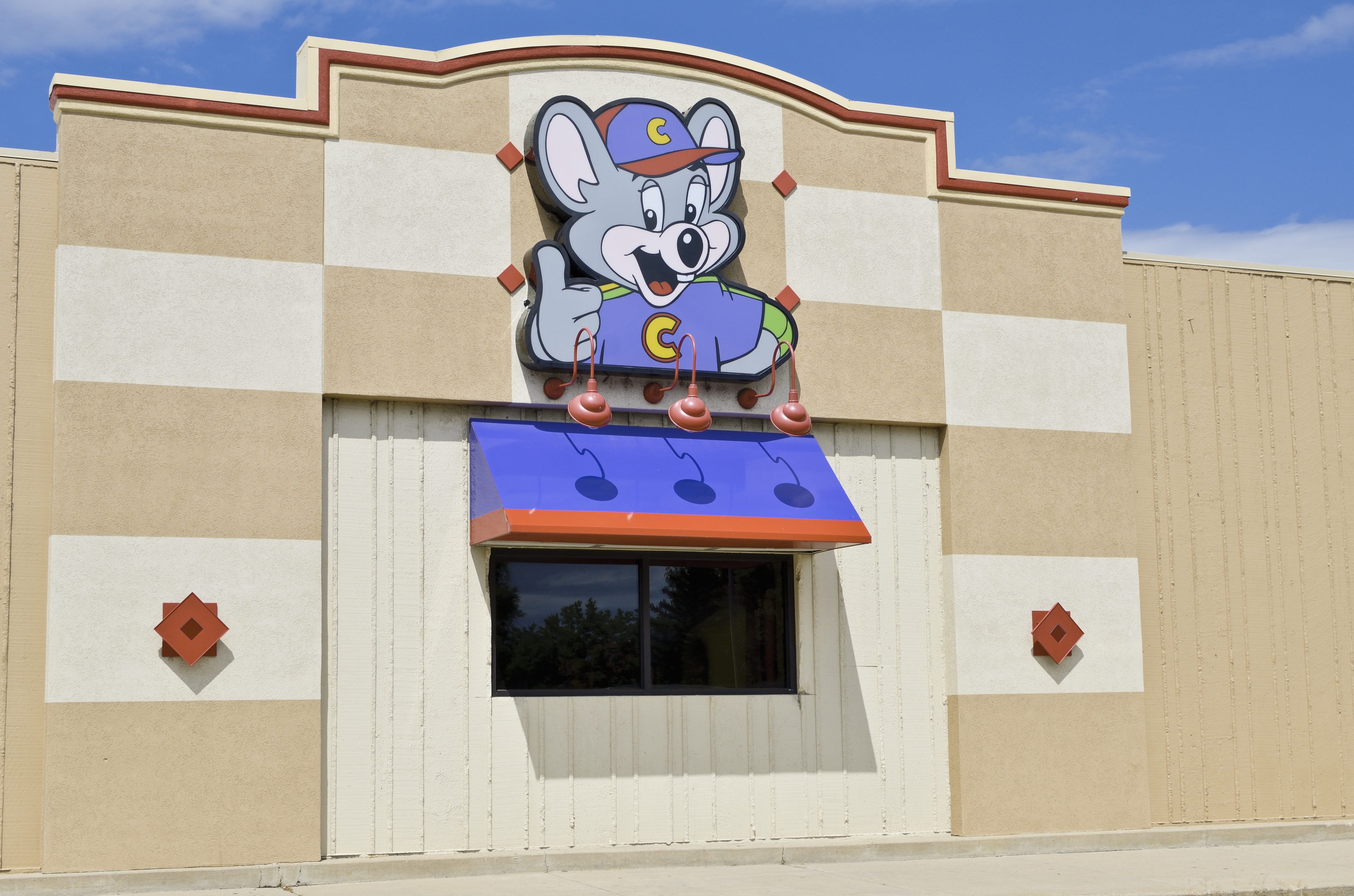 Jermel Jones, Chuck E. Cheese Employee Arrested For Alleged Credit Card Fraud While Dressed As Mascot