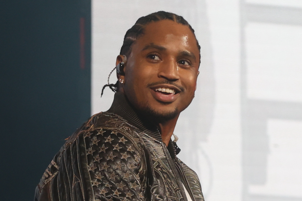 Female Fan Gets Crashes Trey Songz's Philly Concert By Twerking On Stage (VIDEO)