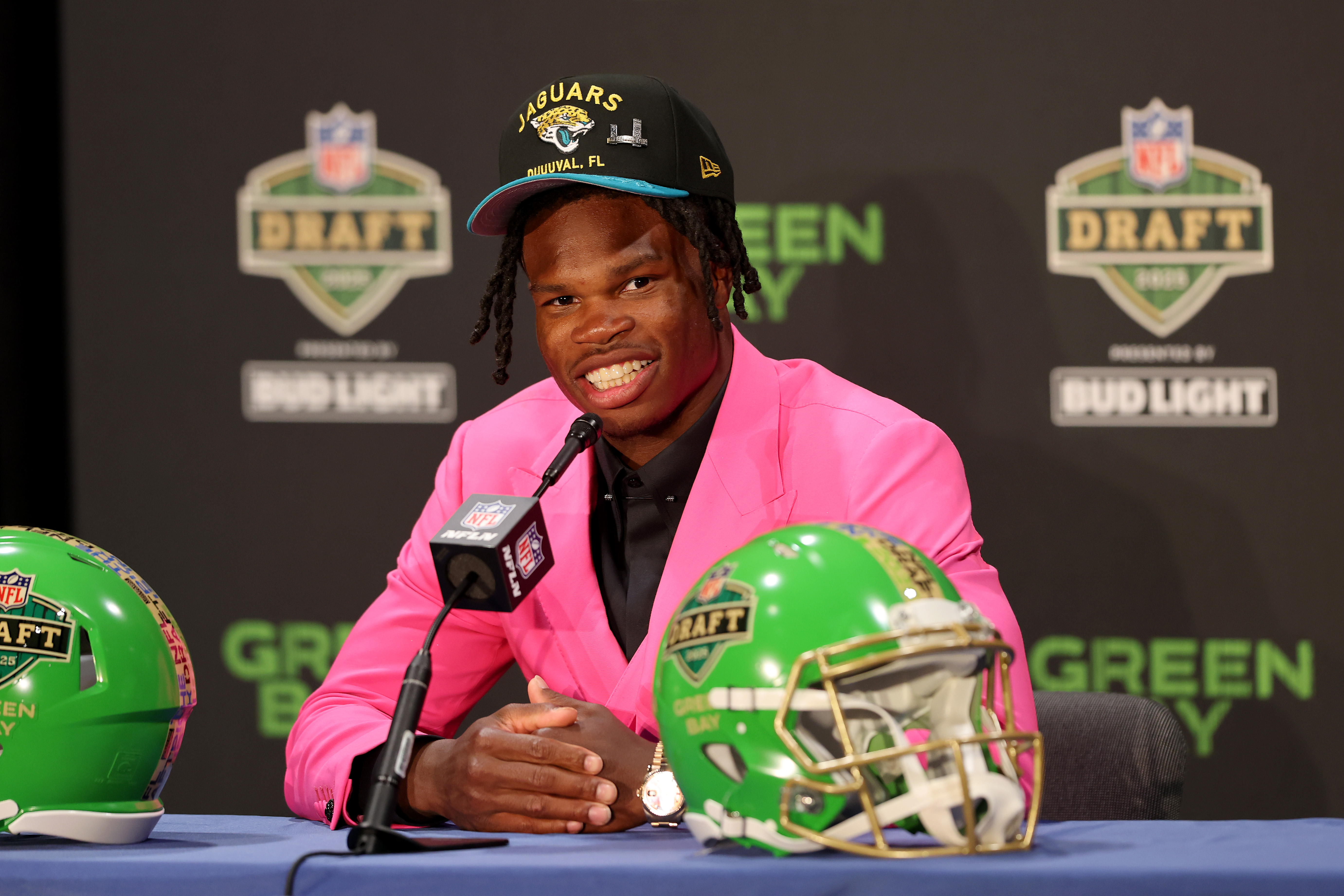 Travis Hunter Kicks Off Football Season With MAJOR Hair Transformation