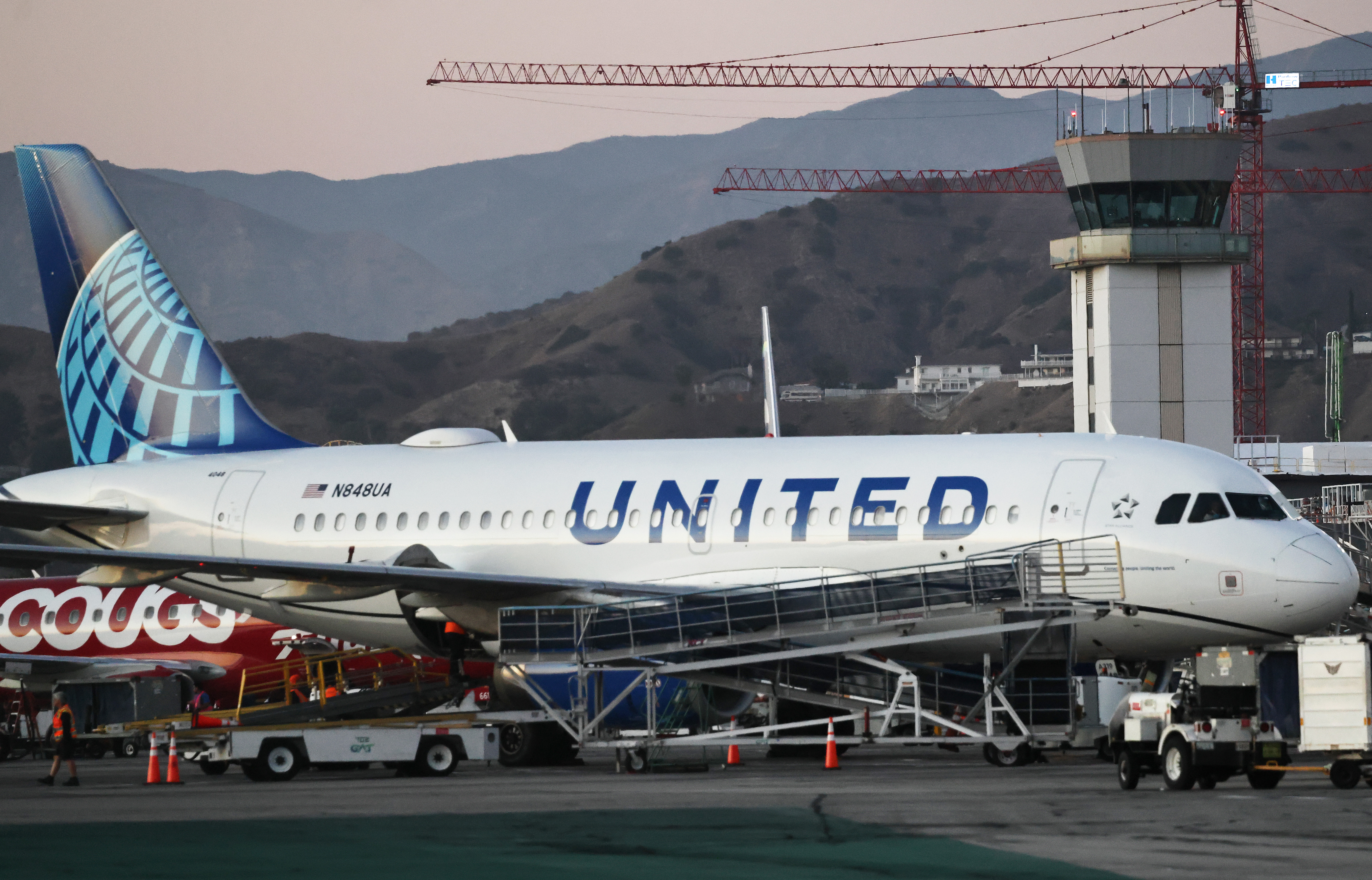 United Airlines Flight Windshield Cracks At 36,000 Feet, Injuring Pilot As Investigation Unfolds (VIDEO)