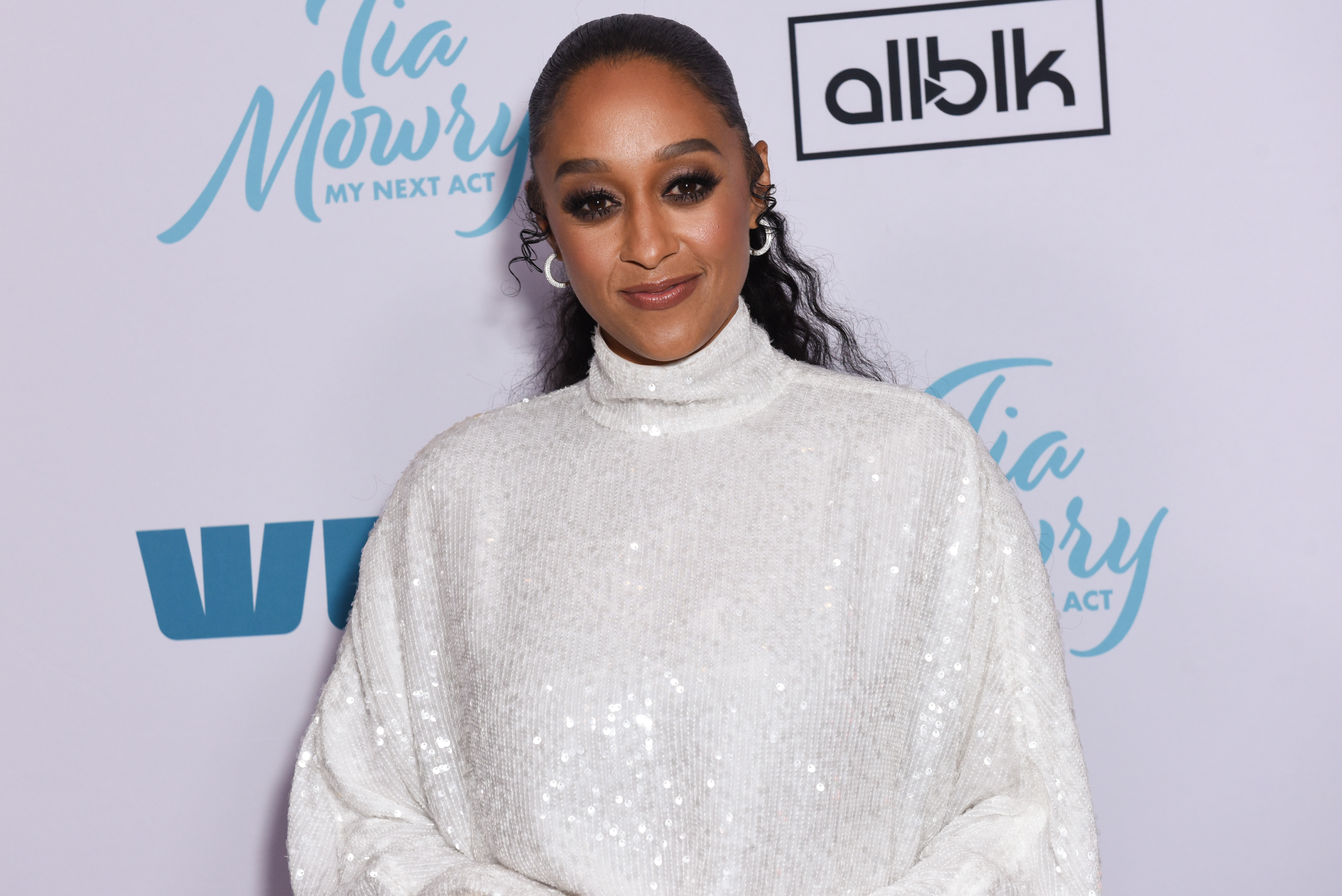 No Way! Mystery Hand In Tia Mowry's Pic Has Finally Been Identified & Fans Are SHOOK At Who It Belongs To (PHOTOS)