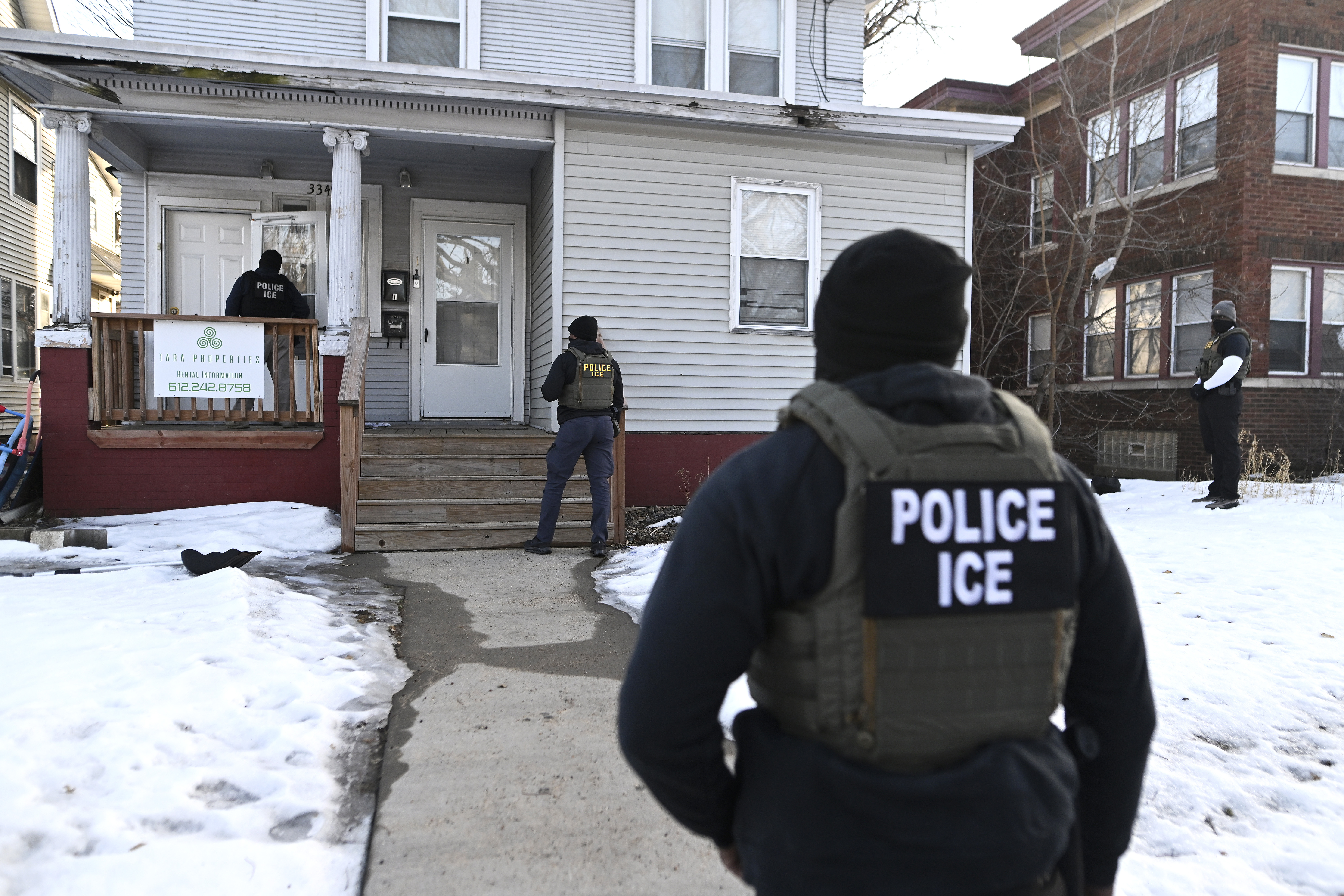 Unveiled ICE Memo Reveals Agents Can Enter Homes Without Judicial Warrants (VIDEO)